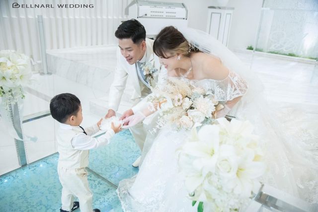 .
親子三人の素敵なお写真です💖
思い出に残るフォトウェディングは、いかがですか❓
ベルナール和歌山
和歌山県和歌山市吹屋町5丁目44-1
☎︎073-424-4567
詳細・ご予約は下記ホームページより
ご確認下さいませ！
http://www.bellnarl-wakayama.com
Twitter→@bellnarlwedding
#式場探し#式場選び#ベルナール和歌山#ブライダル#ウェディング#ウェディングドレス#ドレス試着#結婚式#結婚準備#結婚式場#和歌山#和歌山市#カップル#プレ花嫁#結婚式準備#関西プレ花嫁#式場見学#日本中のプレ花嫁さんと繋がりたい#全国のプレ花嫁さんと繋がりたい#2023秋冬ウェディングフォト#ブライダルフォト#成人式振袖
