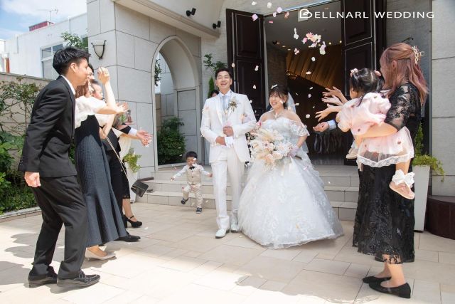 .
フォトウェディングでも親族やお友達を呼んで
フラワーシャワーシーンを撮影できます🌬️💐
素敵なお写真を撮ってみませんか？💒💍
ベルナール和歌山
和歌山県和歌山市吹屋町5丁目44-1
☎︎073-424-4567
詳細・ご予約は下記ホームページより
ご確認下さいませ！
http://www.bellnarl-wakayama.com
Twitter→@bellnarlwedding
#式場探し#式場選び#ベルナール和歌山#ブライダル#ウェディング#ウェディングドレス#ドレス試着#結婚式#結婚準備#結婚式場#和歌山#和歌山市#カップル#プレ花嫁#結婚式準備#関西プレ花嫁#式場見学#日本中のプレ花嫁さんと繋がりたい#全国のプレ花嫁さんと繋がりたい#2023秋冬ウェディングフォト#ブライダルフォト#成人式振袖