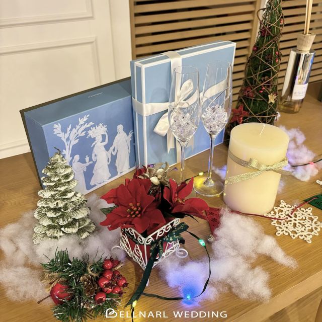 .
ベルナールもクリスマス風に
飾り付けしました🥂
3階のブース前を背景に
お写真を撮ることもできます🪞🪄
来館した際はチェックしてみてね〜🦌🎅🏻🤍
ベルナール和歌山
和歌山県和歌山市吹屋町5丁目44-1
☎︎073-424-4567
営業時間/9:30〜18:00
定休日/火曜日・水曜日
詳細・ご予約は下記ホームページより
ご確認下さいませ！
http://www.bellnarl-wakayama.com
Twitter→@bellnarlwedding
#式場探し#式場選び#ベルナール和歌山#ブライダル#ウェディング#ウェディングドレス#ドレス試着#結婚式#結婚準備#結婚式場#和歌山#和歌山市#カップル#プレ花嫁#結婚式準備#関西プレ花嫁#式場見学#日本中のプレ花嫁さんと繋がりたい#全国のプレ花嫁さんと繋がりたい#2023秋冬ウェディングフォト#ブライダルフォト#成人式#成人式振袖#前撮り#フォトウェディング#ロケーションフォト