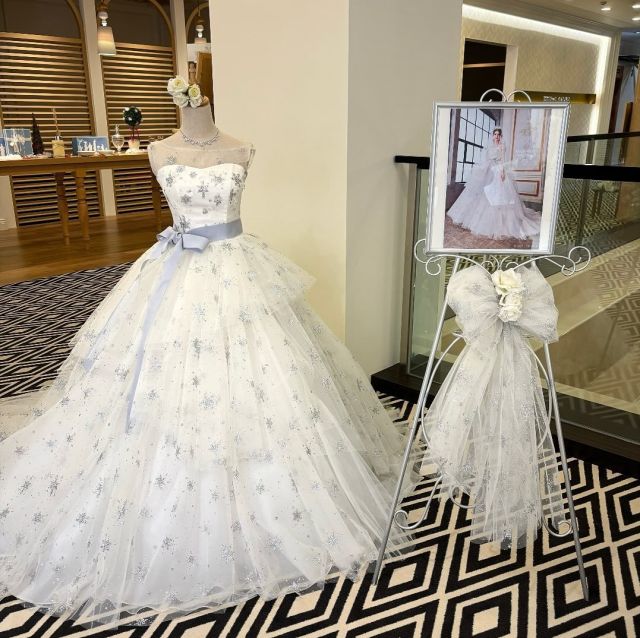 .
ドレスサロン前のドレスを冬仕様にしました👸🏼
KIYOKO HATA × marry の雪ドレスです🤍
雪の結晶の模様のグリッターが施されています❄️
ベルナール和歌山
和歌山県和歌山市吹屋町5丁目44-1
☎︎073-424-4567
営業時間/9:30〜18:00
定休日/火曜日・水曜日
詳細・ご予約は下記ホームページより
ご確認下さいませ！
http://www.bellnarl-wakayama.com
Twitter→@bellnarlwedding
#式場探し#式場選び#ベルナール和歌山#ブライダル#ウェディング#ウェディングドレス#ドレス試着#結婚式#結婚準備#結婚式場#和歌山#和歌山市#カップル#プレ花嫁#結婚式準備#関西プレ花嫁#式場見学#日本中のプレ花嫁さんと繋がりたい#全国のプレ花嫁さんと繋がりたい#2023秋冬ウェディングフォト#ブライダルフォト#成人式#成人式振袖#前撮り#フォトウェディング#ロケーションフォト