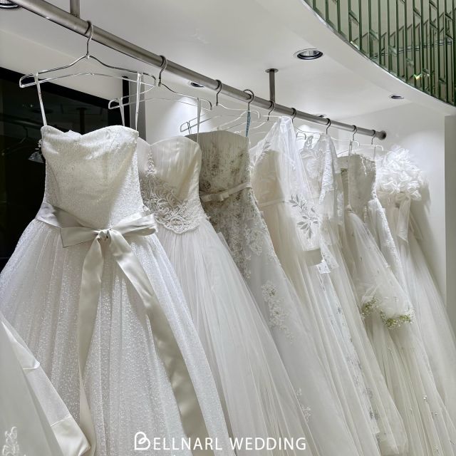 .
ベルナールには沢山のドレスをご用意しております🪞
和歌山で唯一グランマニエという
総シルクのドレスも取り扱っています🪽🫧
実際に手に取ってご覧いただき
何着かご試着もできます❁⃘*.ﾟ
様々な種類のドレスが沢山あるので
是非見に来てくださいね～！
7月のブライダルフェアもお待ちしております🎐🩵
ベルナール和歌山
和歌山県和歌山市吹屋町5丁目44-1
☎︎073-424-4567
営業時間/9:30〜18:00
定休日/火曜日・水曜日
詳細・ご予約は下記ホームページより
ご確認下さいませ！
https://www.bellnarl-wakayama.com
#式場探し#式場選び#ベルナール和歌山#ブライダル#ウェディング#ウェディングドレス#ドレス試着#結婚式#結婚式場#和歌山#和歌山市#カップル#式場見学#2025春夏ウェディングフォト#ブライダルフォト#成人式#成人式振袖#前撮り#フォトウェディング#ロケーションフォト#和装フォトウェディング#打掛#白無垢#