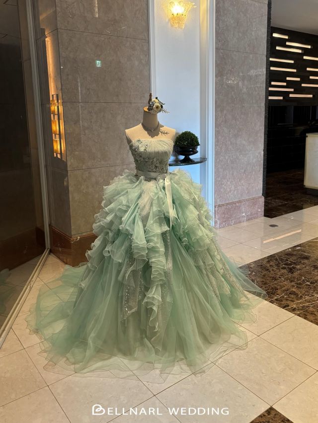 .
ROYAL PARTYのパステルグリーンドレスです🧚⟡.·
360度美しいボリュームシルエットが
ボディを華奢に見せてくれて
スタイルアップ効果のある1着です🪽
トップスの透明感あるチュールのドレープ
やスカートフリルが華やかな印象です🍃
8月のブライダルフェアもお待ちしております⛪️💍
ベルナール和歌山
和歌山県和歌山市吹屋町5丁目44-1
☎︎073-424-4567
営業時間/9:30〜18:00
定休日/火曜日・水曜日
詳細・ご予約は下記ホームページより
ご確認下さいませ！
https://www.bellnarl-wakayama.com
#式場探し#式場選び#ベルナール和歌山#ブライダル#ウェディング#ウェディングドレス#ドレス試着#結婚式#結婚式場#和歌山#和歌山市#カップル#式場見学#2025あウェディングフォト#ブライダルフォト#成人式#成人式振袖#前撮り#フォトウェディング#ロケーションフォト#和装フォトウェディング#打掛#白無垢