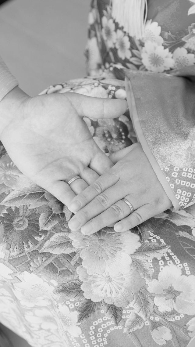 .
落ち着いた紺色の色打掛で、
他の方とは被りにくいカラーです🌿
大きな鶴柄と金色の刺繍が
ゴージャスな印象です🦢⚜️
大人っぽく、なおかつ地味には
なりたくない方におすすめです🪭
ご試着出来ますのでお気軽に
お問い合わせください📜➰📞
ベルナール和歌山
和歌山県和歌山市吹屋町5丁目44-1
☎︎073-424-4567
営業時間/9:30〜18:00
定休日/火曜日・水曜日
詳細・ご予約は下記ホームページより
ご確認下さいませ！
https://www.bellnarl-wakayama.com
#式場探し#式場選び#ベルナール和歌山#ブライダル#ウェディング#ウェディングドレス#ドレス試着#結婚式#結婚式場#和歌山#和歌山市#カップル#式場見学#2025ウェディングフォト#ブライダルフォト#成人式#成人式振袖#前撮り#フォトウェディング#ロケーションフォト#和装フォトウェディング#打掛 #色打掛#白無垢