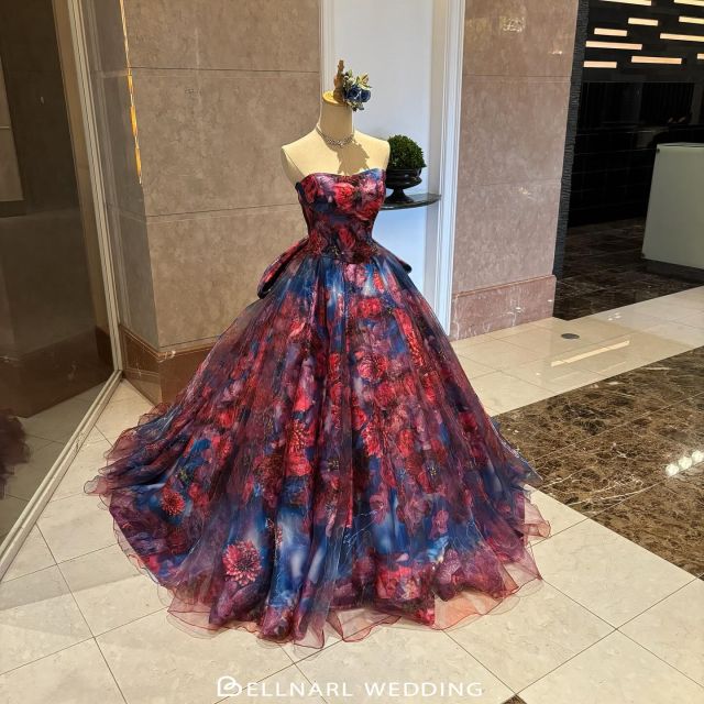 .
N/ mika ninagawa×KURAUDIA MN-0021 です🤍
サテンプリントの上に透明なグラスオーガンジーの
同じプリントを重ねて3D効果を実現したドレスです🪞
装飾は一切ありませんがデザインが華やかで
唯一無二のドレスです🧚🏻
後ろの大きなリボンがワンポイントです.⋆𝜗𝜚
ベルナール和歌山
和歌山県和歌山市吹屋町5丁目44-1
☎︎073-424-4567
営業時間/9:30〜18:00
定休日/火曜日・水曜日
詳細・ご予約は下記ホームページより
ご確認下さいませ！
https://www.bellnarl-wakayama.com
#式場探し#式場選び#ベルナール和歌山#ブライダル#ウェディング#ウェディングドレス#ドレス試着#結婚式#結婚式場#和歌山#和歌山市#カップル#式場見学#2025ウェディングフォト#ブライダルフォト#成人式#成人式振袖#前撮り#フォトウェディング#ロケーションフォト#和装フォトウェディング#打掛#白無垢