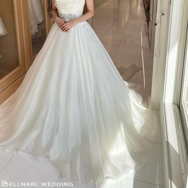 .
ベルナールでは和歌山で唯一
グランマニエのドレスを
取り扱っております🌬
自然光が当たると透け感が
とても上品で綺麗です💠
是非ご試着してみてください🧚🏻🤍
ベルナール和歌山
和歌山県和歌山市吹屋町5丁目44-1
☎︎073-424-4567
営業時間/9:30〜18:00
定休日/火曜日・水曜日
詳細・ご予約は下記ホームページより
ご確認下さいませ！
https://www.bellnarl-wakayama.com
#式場探し#式場選び#ベルナール和歌山#ブライダル#ウェディング#ウェディングドレス#ドレス試着#結婚式#結婚式場#和歌山#和歌山市#カップル#式場見学#2025ウェディングフォト#ブライダルフォト#成人式#成人式振袖#前撮り#フォトウェディング#ロケーションフォト#和装フォトウェディング#打掛#白無垢#グランマニエ