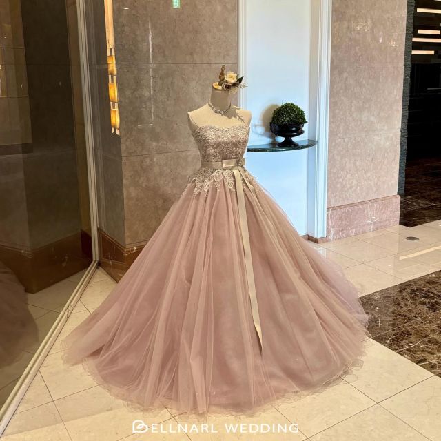 .
くすみピンクのカラードレスです🩰‎🩶
くすみカラーですがチュール部分に
控えめなシルバーラメが入っており、
肌を明るく見せてくれます🪞
ウエスト位置を高く見せるリボンデザインで
スタイルアップ効果もある1着です𓂃🎀𓈒𓏸
⁡
ベルナール和歌山
和歌山県和歌山市吹屋町5丁目44-1
☎︎073-424-4567
営業時間/9:30〜18:00
定休日/火曜日・水曜日
詳細・ご予約は下記ホームページより
ご確認下さいませ！
https://www.bellnarl-wakayama.com
#ベルナール和歌山#ブライダル#フォトウェディング#ウエディングドレス#カラードレス