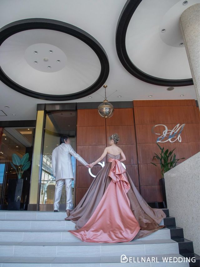 .
立体感のあるバックリボンが
印象的なカラードレスです🎀🤎
正面階段でのお写真がとても映えます𓏸︎︎︎︎⁡𓈒 𓂃
⁡
ベルナール和歌山
和歌山県和歌山市吹屋町5丁目44-1
☎︎073-424-4567
営業時間/9:30〜18:00
定休日/火曜日・水曜日
詳細・ご予約は下記ホームページより
ご確認下さいませ！
https://www.bellnarl-wakayama.com⁡
⁡
#ベルナール和歌山#フォトウェディング#カラードレス#ルルフェリーチェ#ブライダル